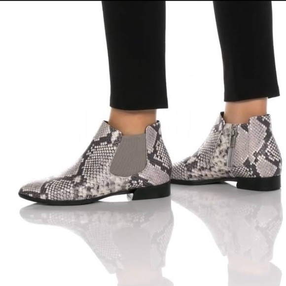 Women’s Munro Cate Grey Water Resistance Snake Print Booties 9 US! - Picture 1 of 11